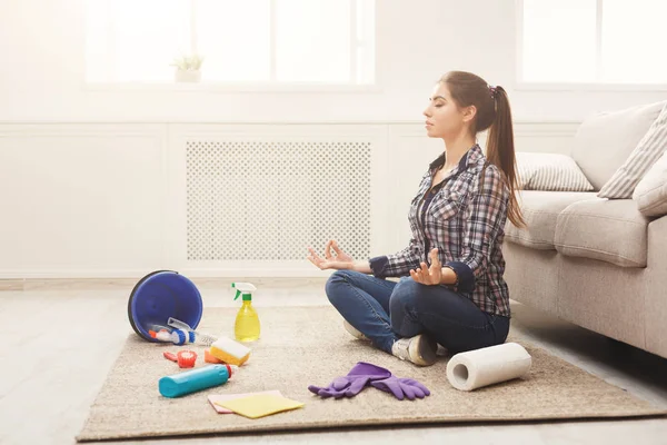 Vrouw mediteren tijdens het schoonmaken van home — Stockfoto