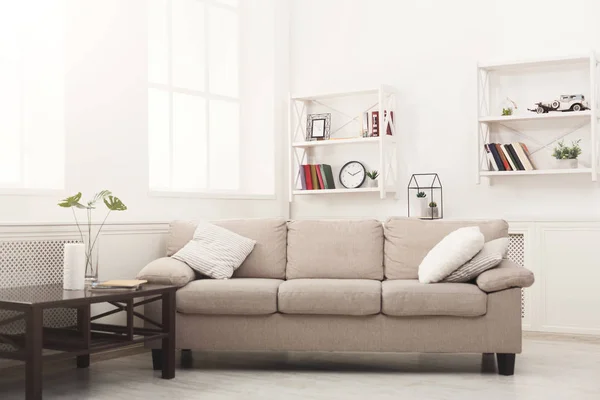 Бежевый диван с подушками в современном белом интерьере — стоковое фото