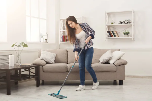 Giovane donna pulizia casa con mop — Foto Stock