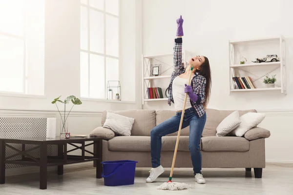 Gelukkige vrouw huis reinigen met mop en plezier — Stockfoto