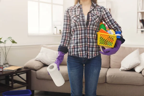 Женщина с оборудованием для уборки готова к уборке комнаты — стоковое фото