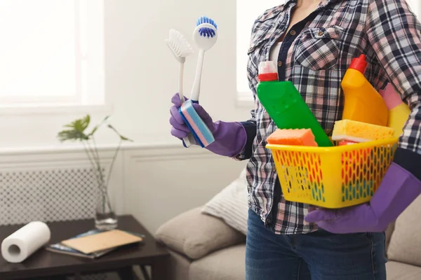 Mujer con equipo de limpieza listo para limpiar la habitación —  Fotos de Stock