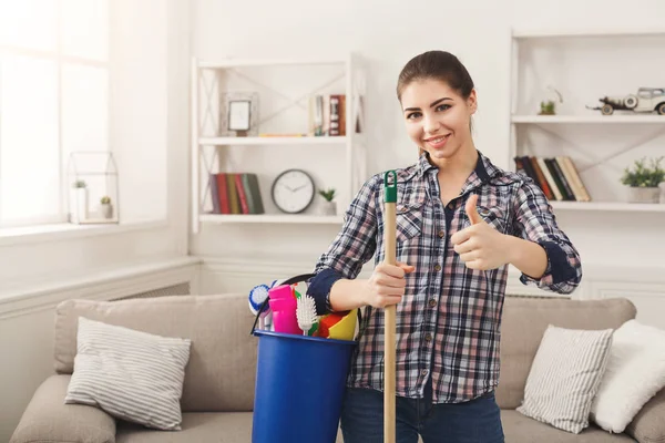 Wanita dengan peralatan membersihkan siap untuk membersihkan kamar — Stok Foto