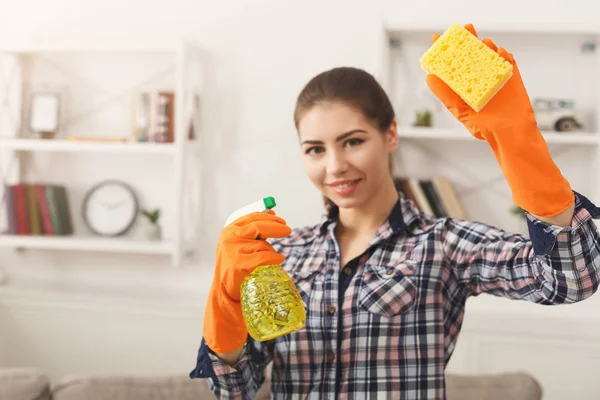 Mujer con equipo de limpieza listo para limpiar la habitación — Foto de Stock