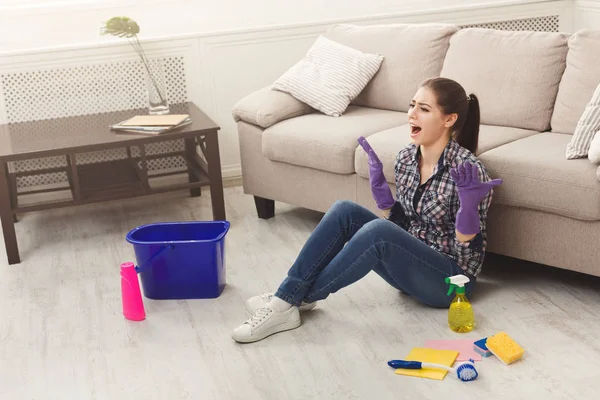 Berteriak wanita membersihkan lantai dengan banyak alat — Stok Foto