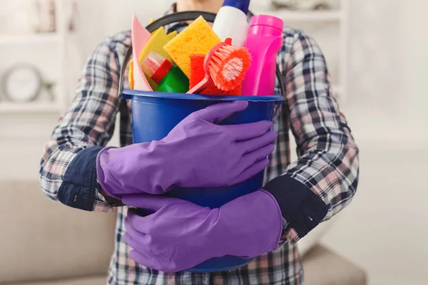 Mujer con equipo de limpieza listo para limpiar la habitación —  Fotos de Stock