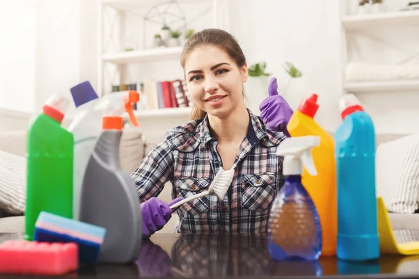 Vrouw met reinigingsapparatuur klaar om de kamer schoon — Stockfoto