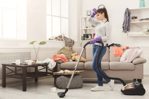 年轻女子厌倦了春天的打扫房子 — 图库照片