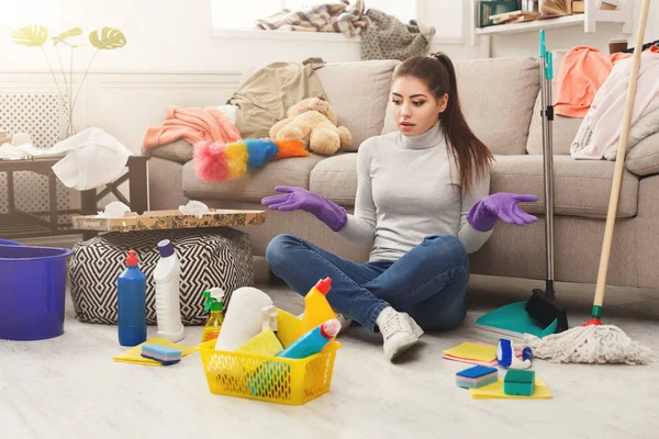 Mulher chocada casa de limpeza com muitas ferramentas — Fotografia de Stock