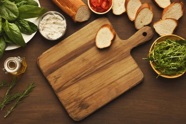 Making healthy bruschettas with organic ingredients — Stock Photo, Image