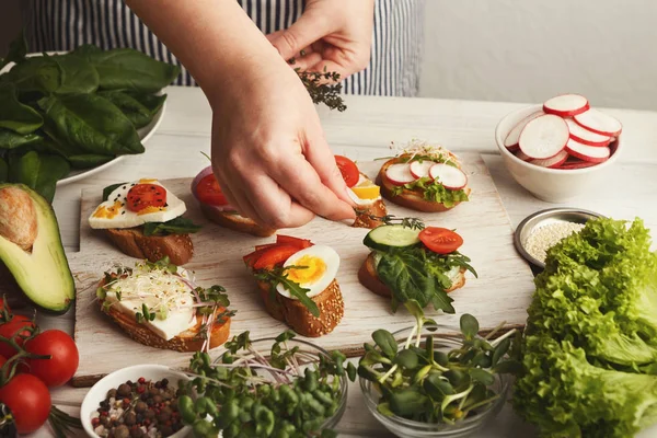 Feamale hands making healthy bruschettas for right snack — Stock Photo, Image