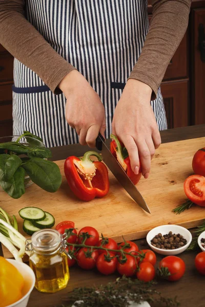 Mutfak masasında taze sebze salatası hazırlama