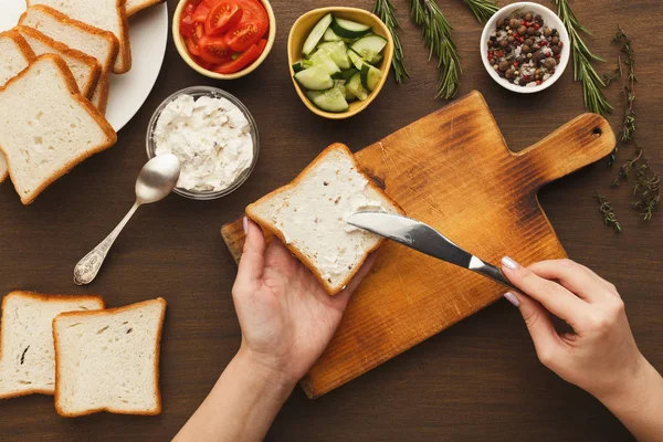 Nő főzés ízletes szendvicseket, felülnézet — Stock Fotó