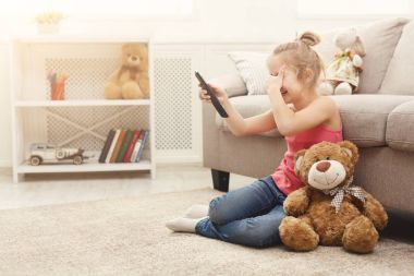 Katta evde otururken TV izlerken rahat küçük kız korkuyor