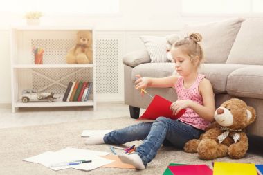 Gülümseyen kız Elişi hobi ile meşgul