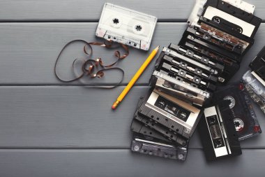 Vintage kaset ve kalem gri ahşap zemin üzerine teyp geri sarmak için