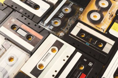 Menekşe arka planda, closeup Vintage ses kasetleri