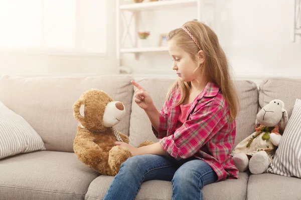 Malá dívka si hraje s plyšovým medvědem doma — Stock fotografie