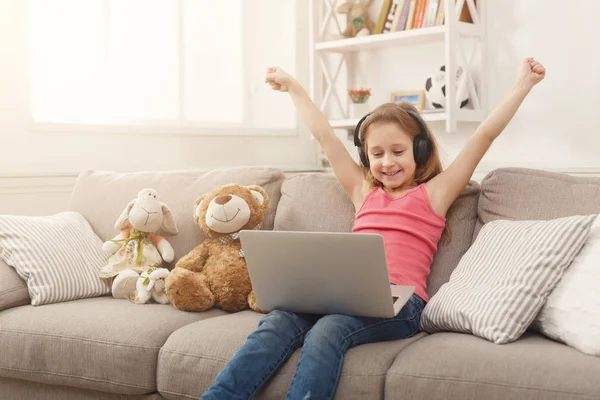 Piękne kobiece dziecko gra online gra na laptopie — Zdjęcie stockowe