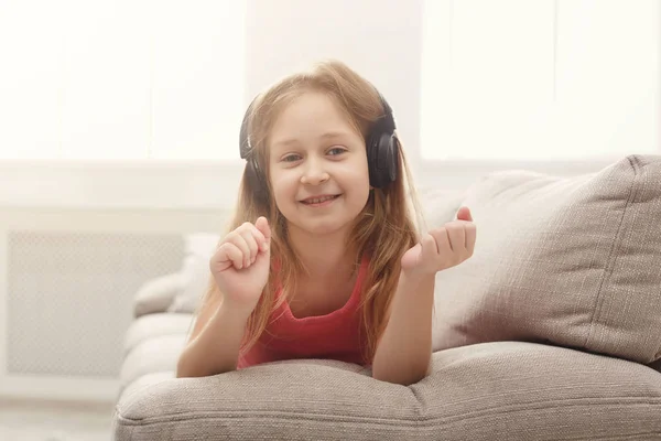 Ganska kvinnliga kid Lyssna på musik i hörlurar — Stockfoto