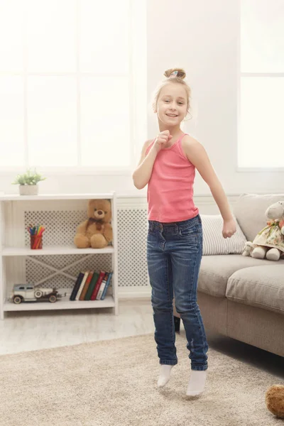 Şarkı ve dans evde küçük kız