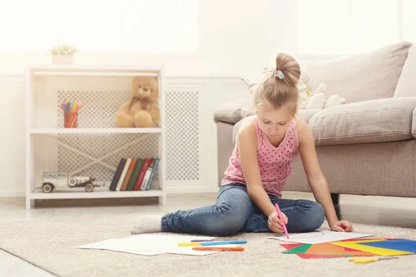 Niña sonriente dibujando con lápices de colores en casa — Foto de Stock