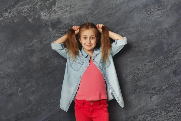 Feliz niña divirtiéndose en negro fondo de estudio — Foto de Stock