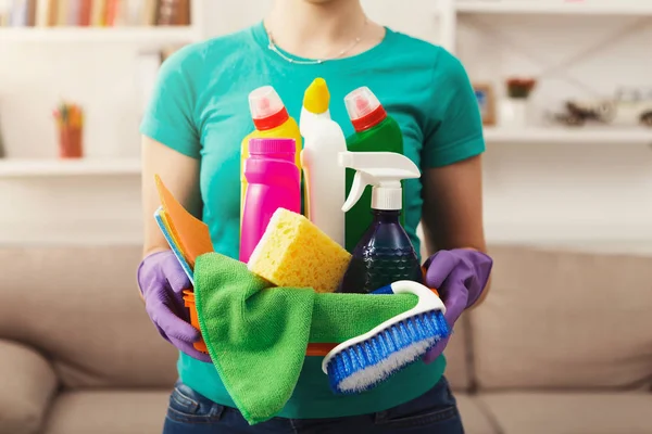 Mujer joven sosteniendo cubo con artículos de limpieza, de cerca —  Fotos de Stock