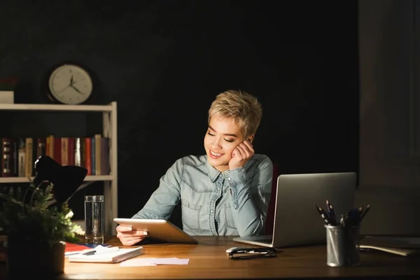 Femme souriante au bureau espace de copie — Photo