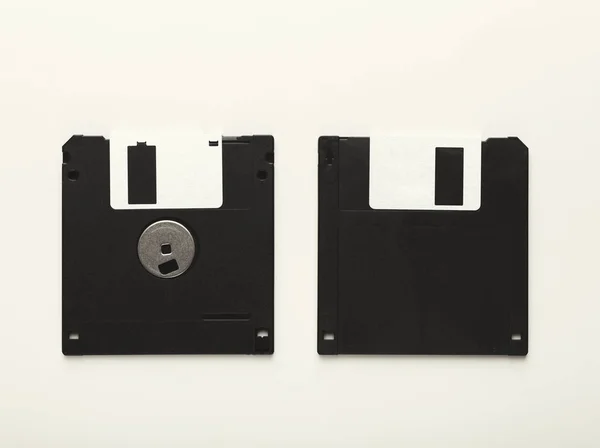 Retro-Disketten isoliert auf weißem Hintergrund — Stockfoto