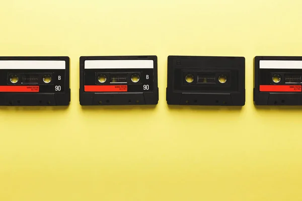 Fundo criativo com cassetes de áudio de cores diferentes — Fotografia de Stock