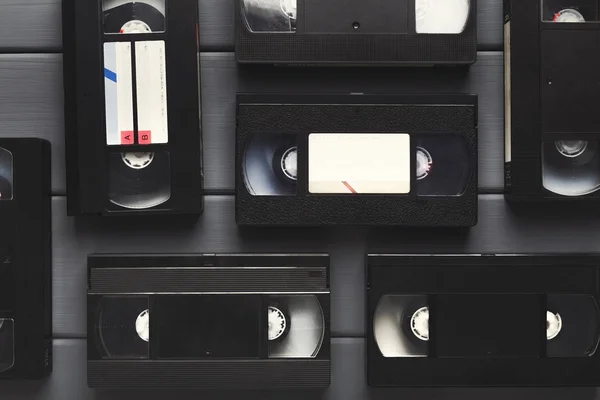 Видеокассеты на серой деревянной поверхности. Назад в прошлое — стоковое фото