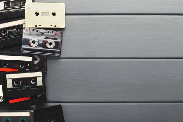 Vintage audio cassette bordo su sfondo tavole grigie — Foto Stock