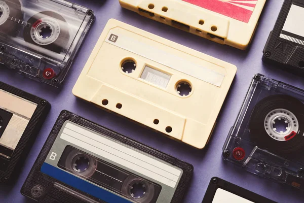 Vintage-Audiokassetten auf violettem Hintergrund, Nahaufnahme — Stockfoto