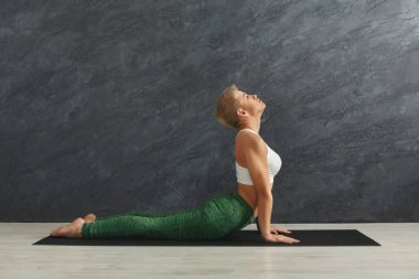 Kadın eğitim yoga Kobra poz.