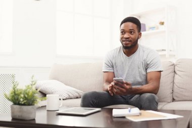 Ev mobil mesajlaşma, gülümseyen genç adam