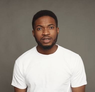 Soruşturma yüz ifadesi, siyah adam