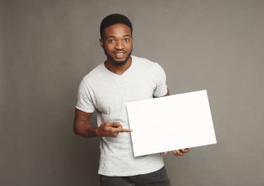 Beyaz boş tahta tutan genç Afro-Amerikan adam resmi