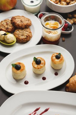 Restoran kahvaltı ile çeşitli tatlı davranır