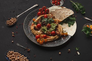 Humus sebze ve siyah arka plan üzerine deniz ürünleri ile