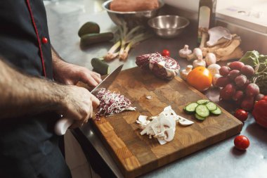 Şef kesme taze sebze salatası