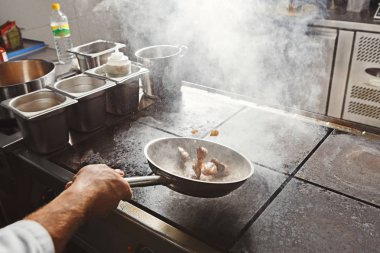Şef pişirme et restoran ya da otel mutfak at