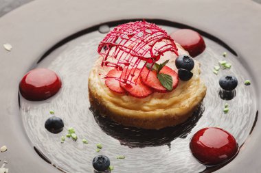 Limonlu cheesecake berry küre ile modern restaurant, hizmet