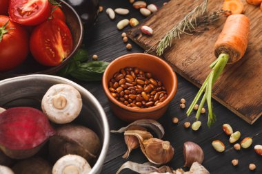 Taze sebze ve fasulye mutfak masasında