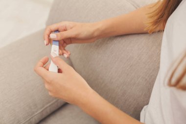 Kadın portre pozitif gebelik testi tutan eller