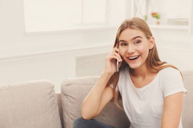 Gülümseyen genç kız cep telefonu üzerinde arama