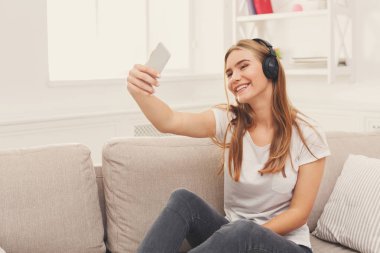 Sevimli gülümseyen kız selfie yapma