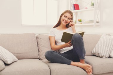 Kitap okuyan genç bir kadın