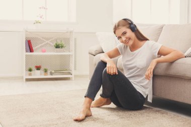 Gülümseyen kız evde evde müzik