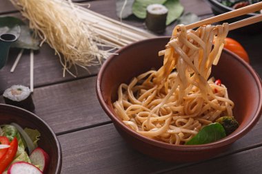 Ahşap arka plan üzerinde soya sosu ile pirinç noodle